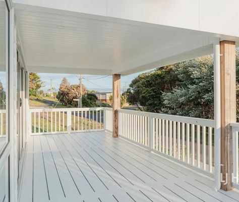 Exterior Balustrade Ideas, Timber Balcony Balustrade, White Timber Balustrade, White Balustrade Exterior, Deck Fence Ideas Porch Railings, Coastal Balustrade, Hamptons Balcony, Outdoor Deck Railing Ideas, White Balcony Railing