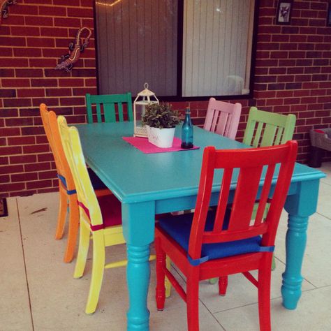 Colorful Table And Chairs, Painted Dining Room Table And Chairs, Colorful Kitchen Tables, Outdoor Dining Table And Chairs, Painted Dining Room Table, Bright Color Decor, Summer Roll, Mismatched Furniture, Chairs Diy