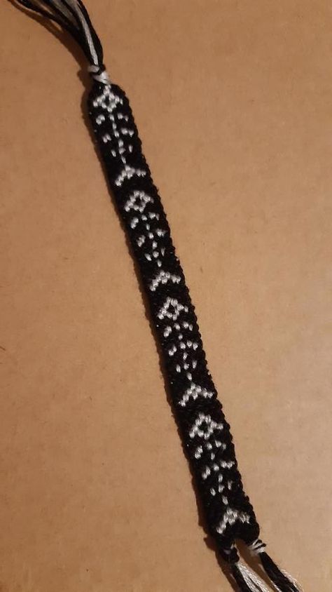 Pattern #107541 - friendship-bracelets.net Ghostface Bracelet Pattern, Dark Friendship Bracelets, Embroidery Yarn Bracelet, Goth Friendship Bracelets, Black And White Friendship Bracelet, 2 Color Bracelet Pattern, Skull Friendship Bracelet Pattern, Star Friendship Bracelet, Thread Bracelet Patterns