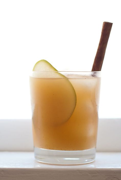 This cocktail is a delicious fall/holiday drink. It's easy to mix up—just combine reposado tequila, pear nectar, honey, cinnamon and lemon. Sip and enjoy! Tequila Reposado Cocktails, Pear Drinks, Pear Nectar, Sweet Potato Seasoning, Honey Simple Syrup, Tequila Tasting, Pear Ginger, Quinoa Sweet Potato, Tequila Cocktail