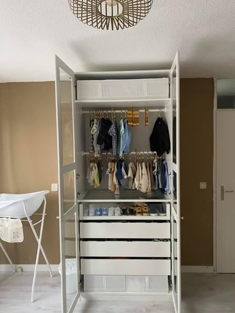 Pax Kids Room, Dressing Bebe, Baby Bedroom Furniture Sets, Baby Wardrobe Organisation, Nursery Closet Shelves, Small Closet Shelving, Baby Cupboard, Baby Bedroom Furniture, Baby Room Closet