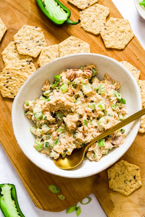 Easy Spicy Tuna Salad Spicy Tuna Salad Recipe, Starkist Tuna Creations Recipes, Simple High Protein Lunch, Tuna Lunch Ideas, Tuna Fish Recipe, Tuna Lunch, Spicy Tuna Salad, Tuna Fish Recipes, Tuna Salad Recipe