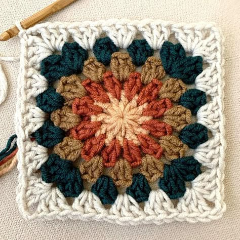 Four Color Granny Square, Granny Square Combinations, Granny Square Decor, Western Granny Square, Granny Square Styles, Fall Crochet Aesthetic, Granny Square Unique, Crochet Granny Square Color Combos, Nature Granny Square