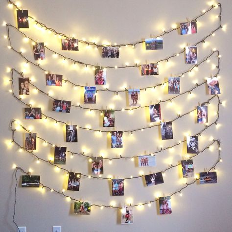 Photo Hanging Ideas, Diy Photo Displays, Hanging Pictures On The Wall, Hanging Bedroom Lights, Fairy Lights Photos, Aesthetic Bedrooms, Picture Wall Bedroom, Photo Hanging, Pictures On String