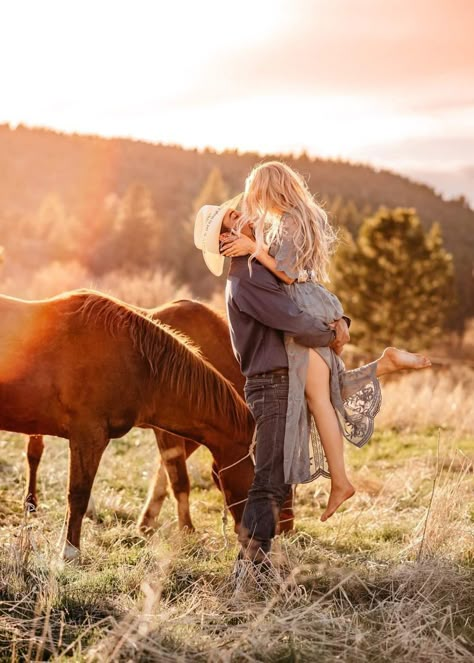 Cowboy Couple Pictures, Couple Horse Photography, Horse Engagement Photos, Western Family Photos, Western Engagement Pictures, Western Couple Photoshoot, Engaged Pictures, Country Photoshoot, Horse Couple