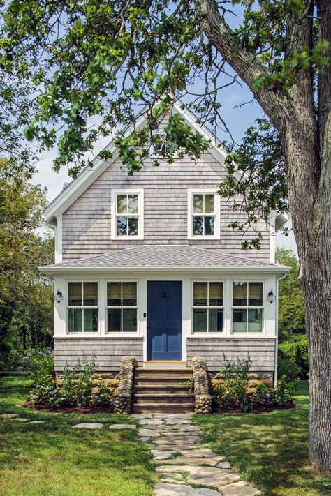 Charming agrarian cottage provides a family escape on Martha's Vineyard Cape Cod House Exterior, Small Cottage Homes, Shore House, Cottage Exterior, Cape Cod House, Beach Shack, Small Cottage, Martha's Vineyard, Architecture Interiors