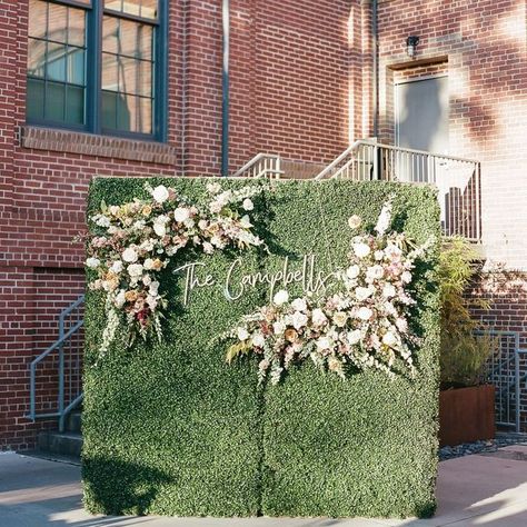 EventWorks on Instagram: "Make your boxwood wall a statement piece by adding a gorgeous flower arrangement! #eventworksrentals #creatinggreatexperiences #boxwoodwall #flowers #charlestonweddings @thehappybloom" Boxwood Wall Wedding, Wall Wedding Decorations, Boxwood Wall, Boxwood Backdrop, White Day, Floral Arrangement, Flower Arrangement, Wood Wall, Photo Booth