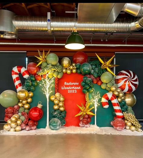 Christmas Posada Ideas, Christmas Backdrop Balloons, Christmas Birthday Backdrop, Corporate Christmas Decorations, Holly Christmas Decorations, Christmas Balloon Backdrop Ideas, Company Christmas Party Decorations, Christmas Balloon Backdrop, Christmas Decor Backdrop