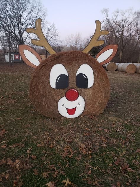 Bale Of Hay Christmas Decoration, Round Bale Christmas Decorations, Painted Hay Bales Christmas, Reindeer Hay Bale, Christmas Bales Hay, Christmas Hay Bale Art, Haybale Christmas Ideas, Christmas Hay Bales Decoration, Hay Bale Decorating Ideas Christmas