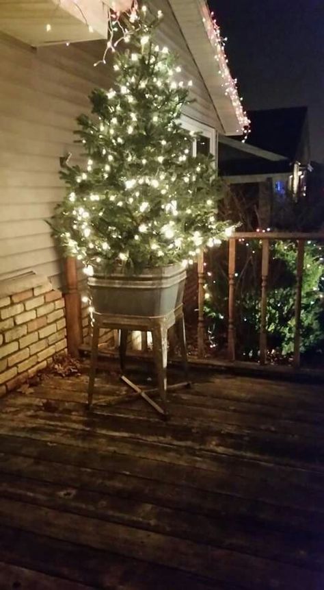 Wash Tub Decor Ideas, Christmas Tree In Wash Tub, Christmas Wash Tub Ideas, Old Wash Tub Ideas, Front Porch Winter Decor, Porch Trees, Home Craft Decor, Tub Ideas, Wash Tubs