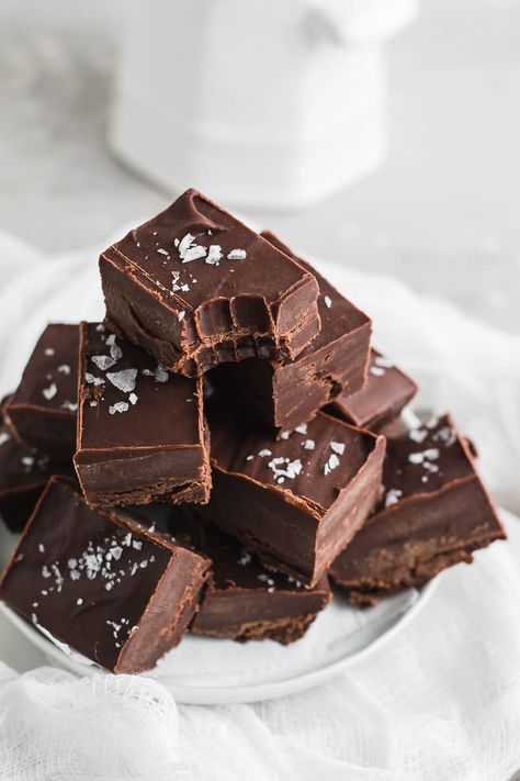 vegan fudge recipe Fudge Aesthetic, Vegan Chocolate Fudge, Vegan Fudge Recipes, Santa Treats, Chocolate Fudge Recipe, Peppermint Fudge, Vegan Fudge, Chocolate Peanut Butter Fudge, Fudge Recipes Chocolate