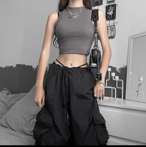 Aesthetic Dance Clothes, Outfit Ideas Egirl, Black Outfits Korean, Black Egirl Outfits, Gothic Casual Outfits, Gothic Fashion Outfits, Cute Egirl Outfits, Black Parachute Pants Outfit, Black Egirl