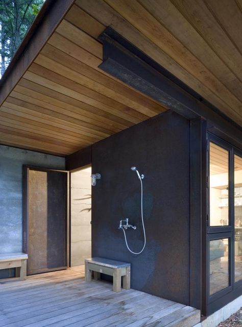 On Salt Spring Island in British Columbia lies a tiny one-room cabin, a finely detailed retreat from Seattle-based Olson Kundig Architects. Its sleek desig One Room Cabins, One Room Cabin, Mini Cabin, Olson Kundig, Northwest Style, Outdoor Bathtub, Tiny Cabins, Casa Container, Casa Exterior