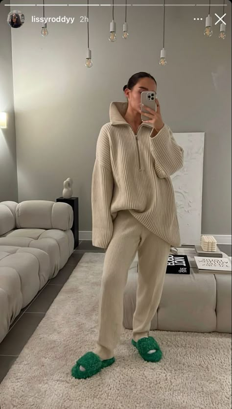 Lazy Winter Outfits Sweatpants, Comfy Outfits Sweatpants, Aesthetic Everyday Outfits, Lounge Wear Outfits Stylish, Chill Outfits Lazy Days, Lounge Wear Aesthetic, Luxe Loungewear, Fits Aesthetic, Lounge Outfit