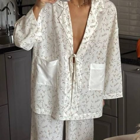 White Pjs Aesthetic, Dior Sleepwear, Sleep Wear Aesthetic, Aesthetic Sleepwear, Pyjamas Aesthetic, Cute Night Outfits, Loungewear Brand, Classy Loungewear, Pajamas Aesthetic