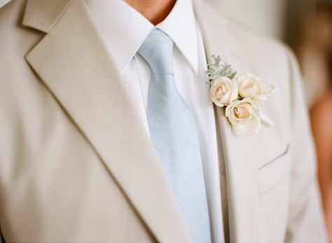 White Suit With Light Blue Tie, Blush Boutonniere, Tan Suit Wedding, Groom's Boutonniere, Costume Beige, Tan Wedding, Wedding Party Planning, Beige Wedding, Cute Wedding Dress