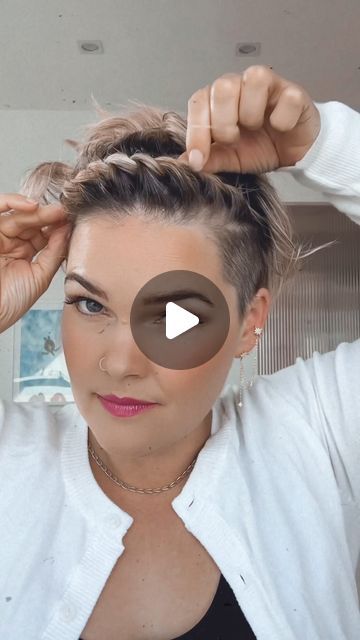 Salirasa - Short Hair Styles | Pixiecut | Undercut on Instagram: "How to style short wavy hair with a twist and a accessory #salirasa #khfis #shorthair #kurzhaarfrisur #pixiecut" Short Bob With Ball Cap, Styling Extra Short Hair, Quick Short Hair Styles, Pixie With Braids, Short Curly Hair Accessories, How Style Short Hair, How To Style My Short Hair, Styling Very Short Hair, How To Style Very Short Hair