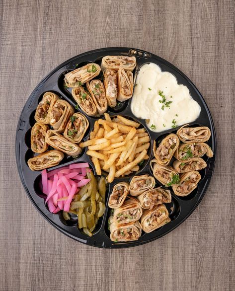 Royale shawarma tray Shawarma Platter Ideas, Shawarma Box Packaging, Shawarma Packaging Ideas, Shawarma Aesthetic, Shawarma Platter, Sliced Bell Pepper, Doner Kebab, Party Food Platters, Dinner Party Recipes