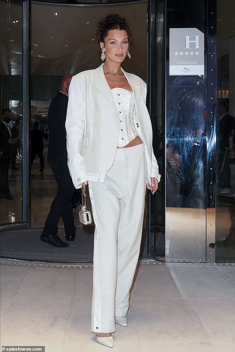 Bella Hadid White Outfit, Corset Over Top Outfit, Looks Bella Hadid, Outfits Blancos, Bella Hadid Looks, Off White Suit, Bella Hadid Fashion, Bella Hadid Street Style, Bella Hadid Outfits