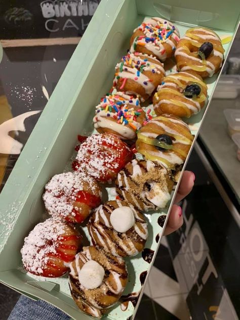 Best Desserts In Las Vegas, Pink Box Donuts Las Vegas, Las Vegas Food Bucket Lists, Las Vegas Foodie Guide, Vegas Desserts, Food In Vegas, Las Vegas Desserts, Travel Vegas, Vegas Shopping