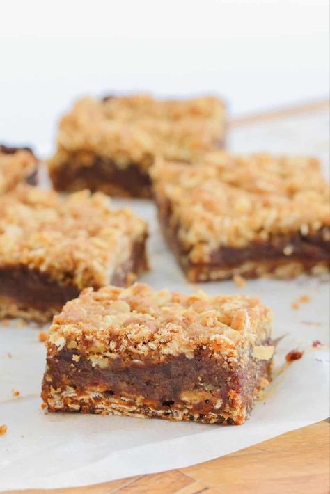 Squares of a date slice, made with a oat base, a layer of date filling and a crumble top, served on a cake stand Date Crumble, Oat Slice, Oat Crumble Topping, Date Squares, Oat Crumble, Dessert Simple, Bar Recipe, Slices Recipes, Crumble Topping