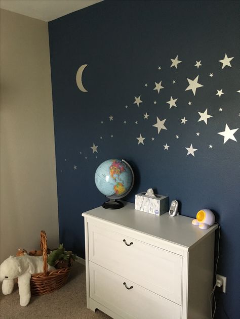 Child's bedroom with dark blue wall and silver stars and moon Blue Wall With Stars, Moon And Stars Bedroom Ideas, Dark Blue Girls Bedroom, Dark Blue Kids Room, Moon And Star Bedroom Ideas, Dark Blue Boys Bedroom, Moon And Stars Bedroom, Teal Kids Bedroom, Stars Bedroom