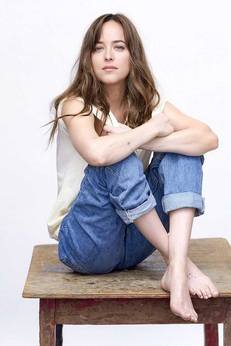 Dakota Johnson Movies, Barefoot In The Park, Dakota Johnson Style, Elegant Girl, Sitting Poses, Hippie Girl, Mode Casual, Dakota Johnson, Style Icon