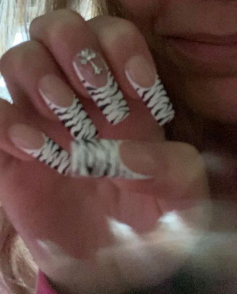 Zebra Print Nails 2000s, Green Gyaru Nails, Trashy Y2k Nails Long, Zebra Nails Y2k, Nails Acrylic 2000s, Y2k Zebra Nails, Mall Goth Nails, Acrylic Nail Designs Y2k, Zebra Nails Pink