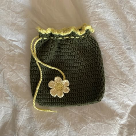 Crochet Pouch Ideas, Pouch Rajut, School Pouch, Green Color Combinations, Crochet Market, Sachet Bags, Crochet Pouch, Crochet Business, Crochet Design Pattern