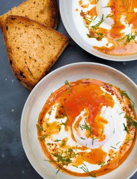 Spice up your weekend eggs with Nigella Lawson‘s Turkish Poached Eggs with Greek Yogurt and Aleppo Pepper recipe from her cookbook At My Table. She shares useful tips on how to make the perfect poached eggs, which are then placed on top of a garlic yogurt and drizzled with a peppery brown butter. Serve with fresh dill and toasted sourdough for an impressive breakfast or dinner party starter. Nigella Lawson Recipes, Turkish Eggs, Breakfast Cafe, Tandoori Masala, Menu Inspiration, Cafe Ideas, Sweet Heat, Eggs Recipe, Nigella Lawson