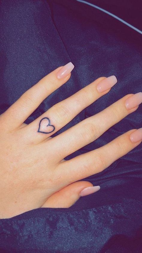 Wedding Band Ring Finger Heart Tattoo. Small Heart Tattoo, Heart Tattoo On Finger, Small Heart Tattoos, Finger Tattoo For Women, Tattoo Wedding Rings, Wedding Finger, Ring Finger Tattoos, Finger Tattoo Designs, Geniale Tattoos