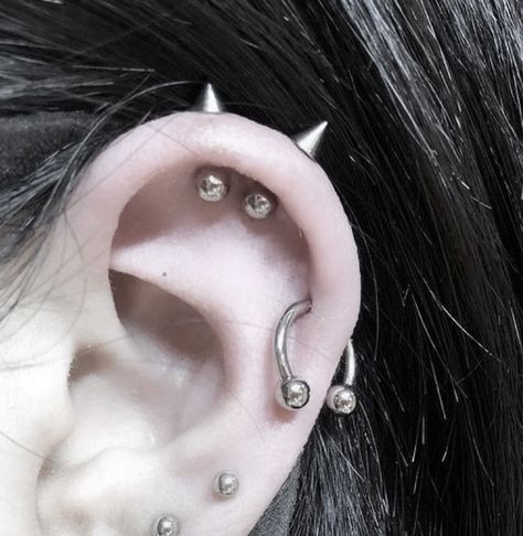 Cool Ear Piercings Punk, Punk Ear Piercings, Cute Piercings Face, Cool Piercings Face, Piercing Ideas Face, Piercings Corps, Aesthetic Piercings, Goth Piercings, All Piercings