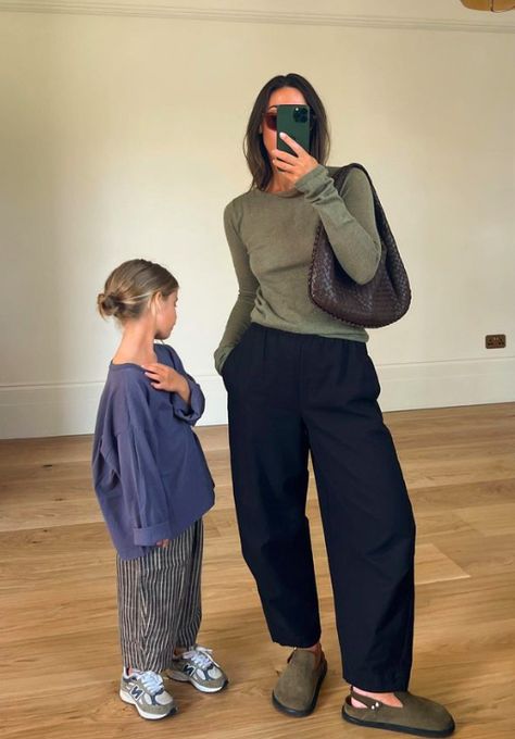 Son Outfits, Mommy Son, Birkenstock Outfit, Clogs Outfit, Minimalist Clothing, Look Rose, Stylish Mom, Life Board, Minimal Classic