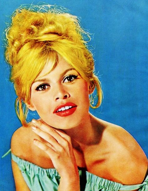 Des Femmes D Gitanes, 78th Birthday, Bardot Hair, Bridgette Bardot, 50s Art, 1950s Hairstyles, Life In Pictures, Bardot Style, Anna Karina