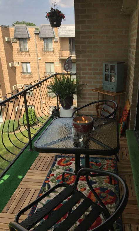 My oasis - balcony decor Oasis Balcony, Outdoor Balcony Furniture, Rooftop Decor, Apartment Deck, Bathroom Inspo Interior Design, Narrow House Designs, Easy Room Decor, Small Balcony Design, Small Apartment Design