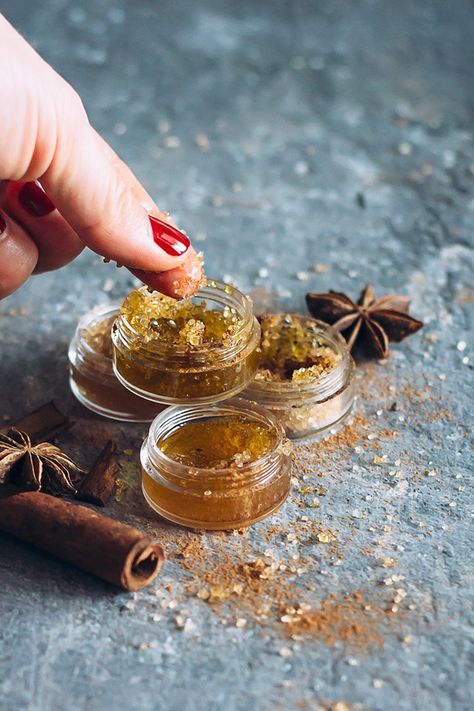 3 Fall Lip Scrubs You Can Make Right Now | http://helloglow.co/fall-lip-scrubs/ Lip Scrub Recipe, Fall Lips, Exfoliating Lip Scrub, Lip Scrub Homemade, Lip Scrub Diy, Sugar Scrub Recipe, Lip Scrubs, Sugar Lip Scrub, Lip Exfoliator