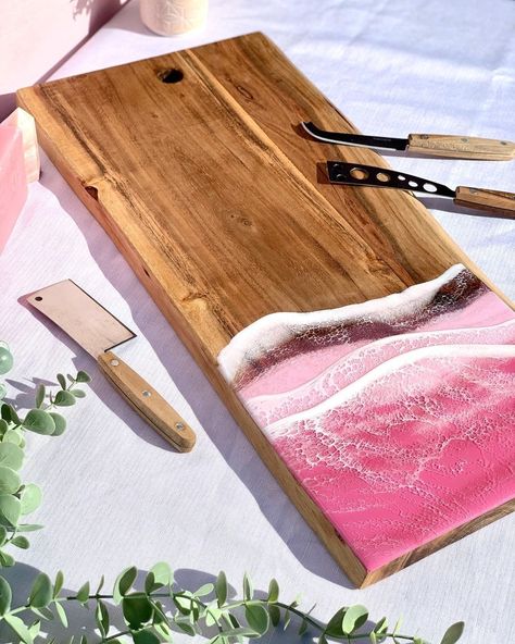 Jade Paint, Charcuterie Board Diy, Diy Resin Keychain, Resin And Wood Diy, Craft Resin, Wood Cheese Board, Diy Epoxy, Resin Design, Epoxy Resin Crafts