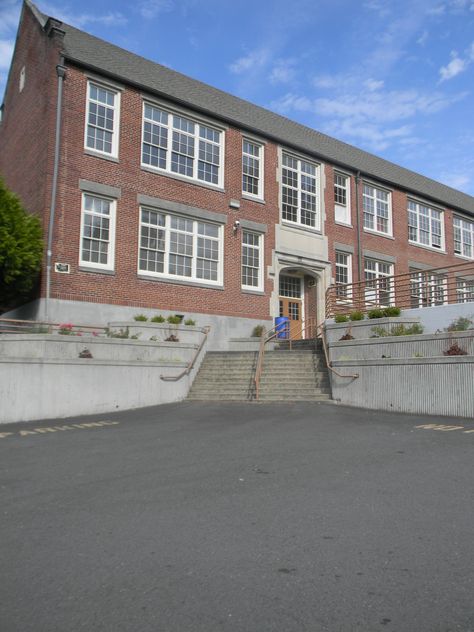 Kalama High School in Oregon. Set of Forks High School parking lot in Twilight. Forks High School Aesthetic, Forks High School Twilight, High School Parking Lot, Forks High School, Forks Twilight, School Parking Lot, Aesthetic Tv, Paul Lahote, Twilight Dr