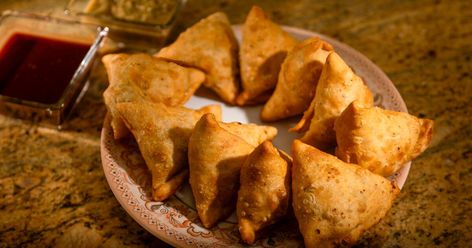 Easy Samosa Recipes, Vegetable Samosa, Samosa Recipe, Aloo Gobi, Tamarind Chutney, Gulab Jamun, Popular Snacks, Chicken Spices, Tamarindo