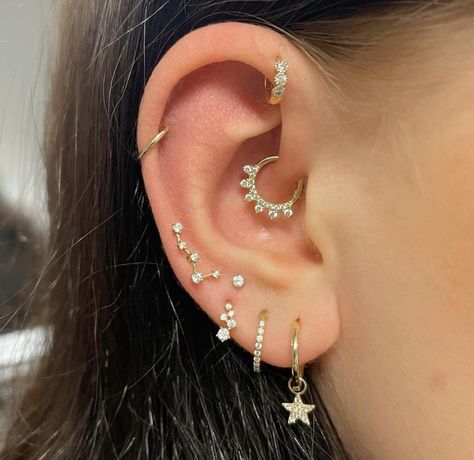 Styling Multiple Ear Piercings, Helix Piercing Earrings, Curated Ear, Gold Body Jewellery, Cool Ear Piercings, Pretty Ear Piercings, Cartilage Jewelry, Cartilage Piercings, Piercing Inspo