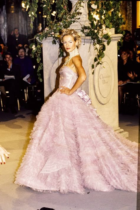 Couture fashion week Christian Dior '90s 90s Dior, Dior Fashion Show, Karen Mulder, 90s Runway Fashion, Christian Dior Haute Couture, Dior Haute Couture, Chanel Haute Couture, Christian Dior Couture, Dior Fashion