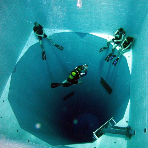 Check out Nemo 33 in Belgium, the world’s deepest swimming pool at 113ft deep! Deepest Swimming Pool, Deep Pool, Amazing Swimming Pools, Underwater Caves, Piscina Interior, Best Scuba Diving, Diving Center, Indoor Swimming, Indoor Swimming Pools