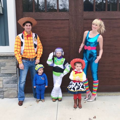 Toy Story Halloween Costume! Family of 5 halloween costume ideas. Kids costumes and group costume idea. heyitsjenna #halloween #toystory Costume Halloween Famille, Halloween Costume Family, Disfraz Toy Story, Matching Family Halloween Costumes, Disney Family Costumes, Family Themed Halloween Costumes, Costume Family, Toy Story Halloween, Halloween Costumes For Family