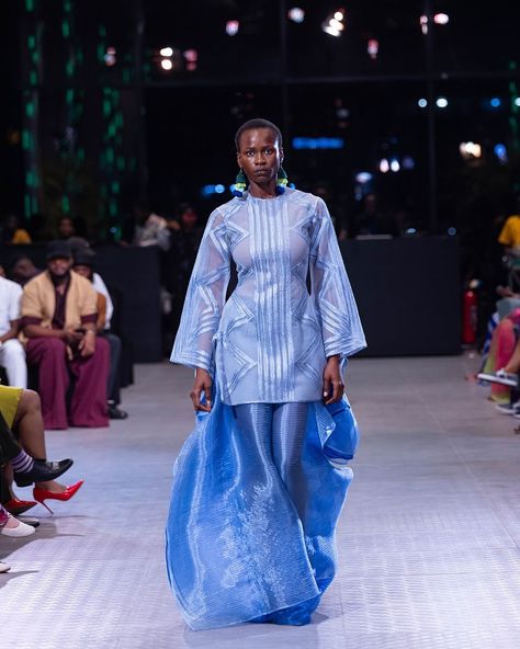 Lagos Fashion Week 2024 Highlights: Kicking off the runway shows, Ejiro Amos Tafiri’s (@ejiroamostafiri) “The Symphony of Convergence” stuns with bronze textures, sheer black drapes, and vibrant layers of violet, pink, and azure. 📸 @bellanaijastyle African Fashion Show, Nigeria Fashion, African Print Styles, Lagos Fashion Week, Fashion Collection Inspiration, Lagos Fashion, Cultural Dance, Classy Wardrobe, Beyond Blue