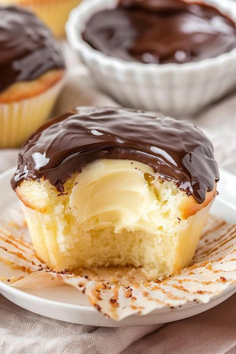 Cream Pie Cupcakes, Creme Cupcake, Boston Cream Cupcakes, Boston Cream Pie Cupcakes, Pastry Cream Filling, Cupcakes With Chocolate, Pie Cupcakes, Cream Cupcakes, Boston Cream Pie