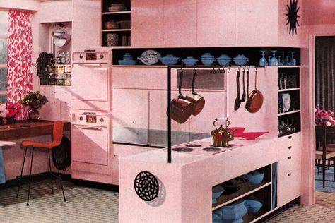 Retro pink kitchens: 1950s home decor you don't see much today - Click Americana 1950s Interior Design, 50s Home Decor, Retro Pink Kitchens, Pink Kitchens, 50s Home, 1950s Home Decor, Rustic Kitchen Wall Decor, 1950s Home, Retro Rooms