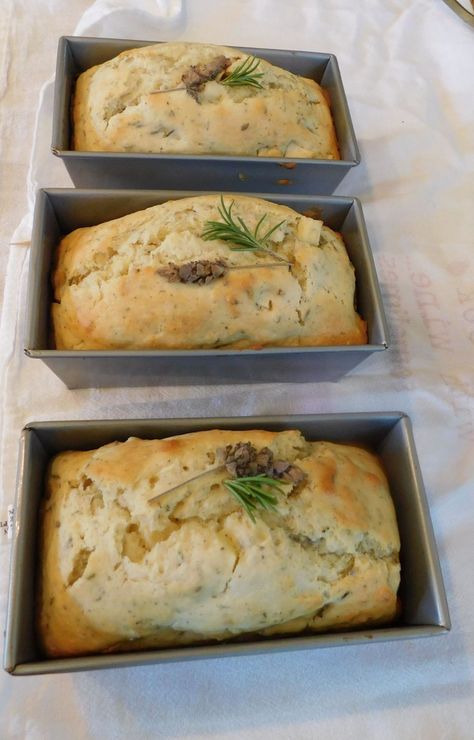 Lavender Bread Recipe, Lavender Bread, Loaf Bread Recipe, Lavender Cookies, Rosemary Recipes, Garden To Table, Rosemary Bread, Edible Flowers Recipes, Gifts To Friends