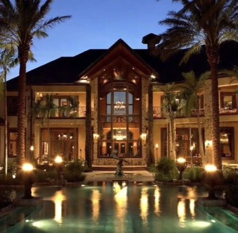 Tuscan House 2000s Aesthetic, Tuscan House 2000s Interior, Kardashian House Aesthetic, 2005 House Interior, 3 Story House Interior, 90’s House, 2000s Tuscan Home, Tuscan House 2000s, Tuscan 2000s