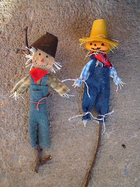 As Halloween approaches, our family usually visits a pumpkin patch or a harvest fest or two, and for the past 4 years we have made a... Mini Scarecrow, The Scarecrows Wedding, Scarecrow Decorations, Halloween Fairy Garden, Scarecrows For Garden, Scarecrow Doll, Diy Scarecrow, Scarecrow Crafts, Harvest Fest