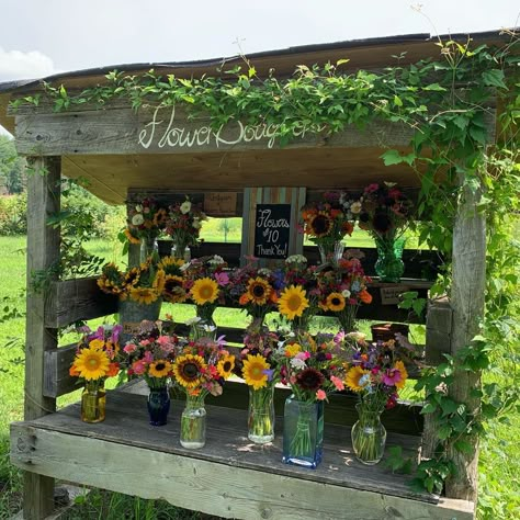 Fresh Flower Sign, Farm Stand Flowers, Fresh Flower Stand, Self Serve Flower Stand, Roadside Flower Stand Ideas, Flower Farm Stand, Flower Stand Ideas Outdoor, Flower Bouquet Stand, Cut Flower Stand